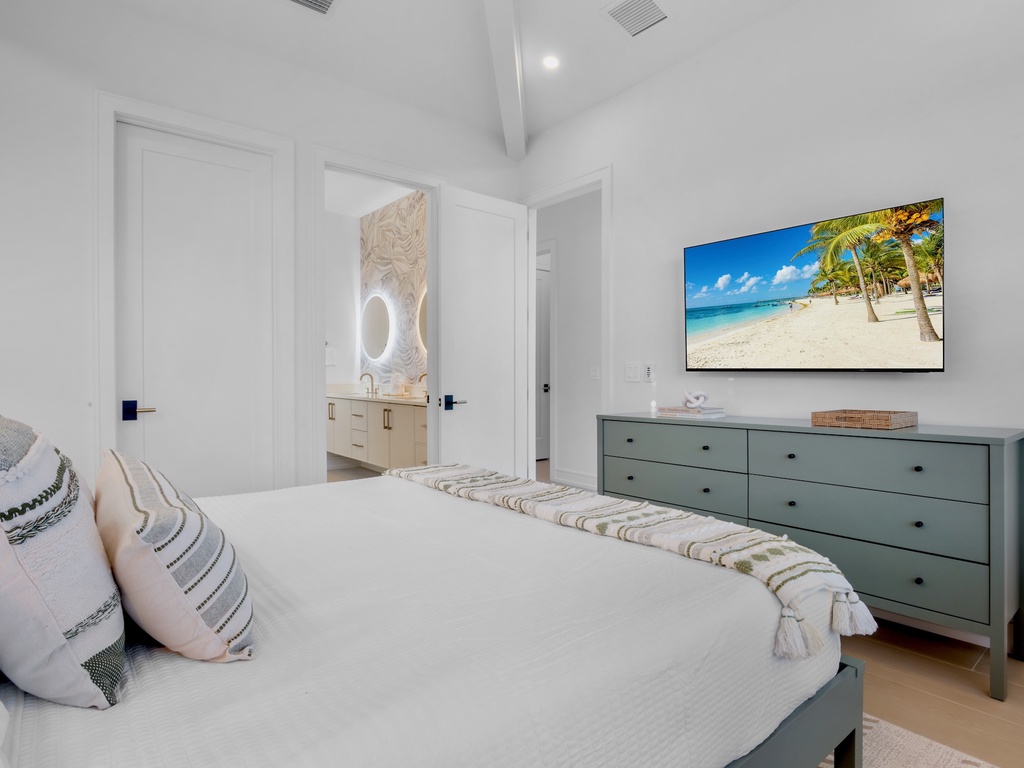 Third Bedroom, King bed