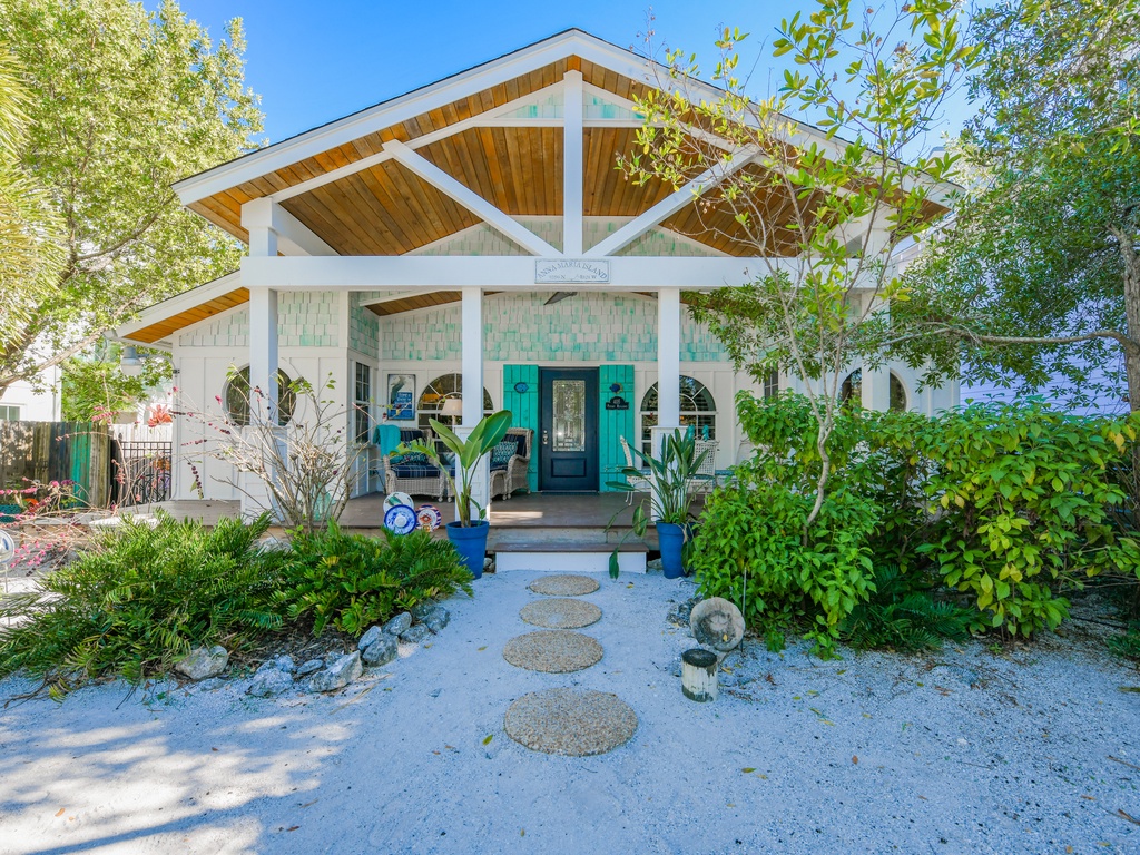 Buttonwood Cottage by AMI Locals