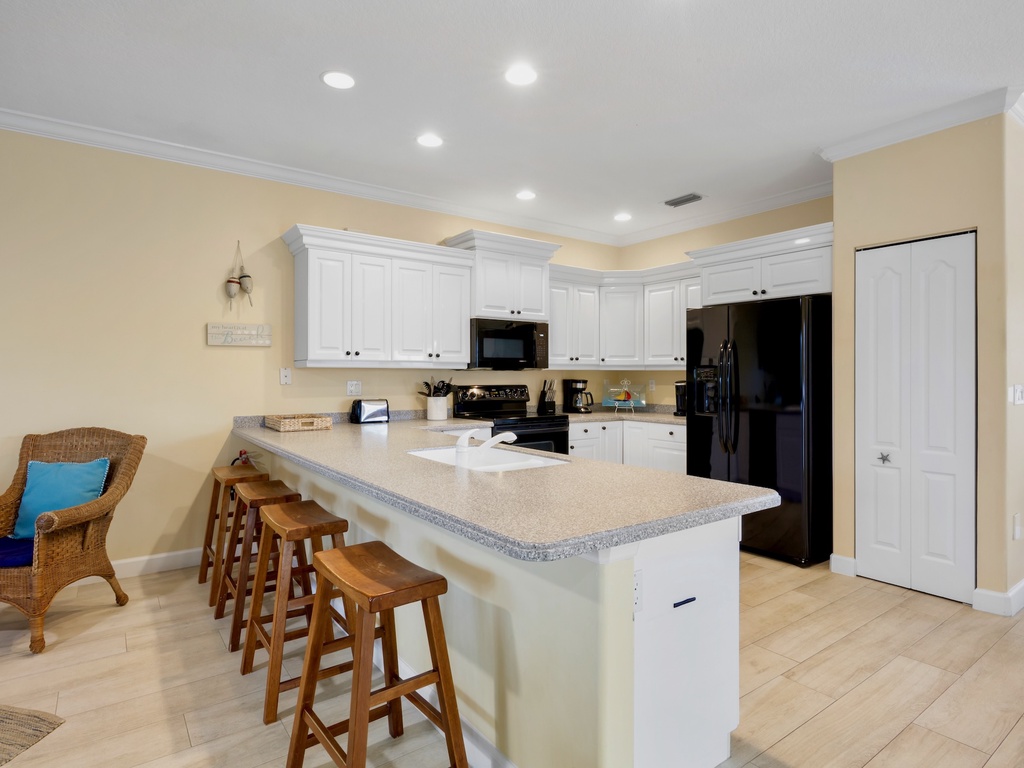 Breakfast Bar and Kitchen