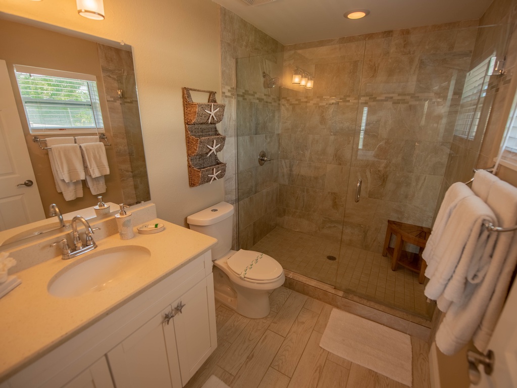 Primary En-suite Bathroom with Walk-in-Shower
