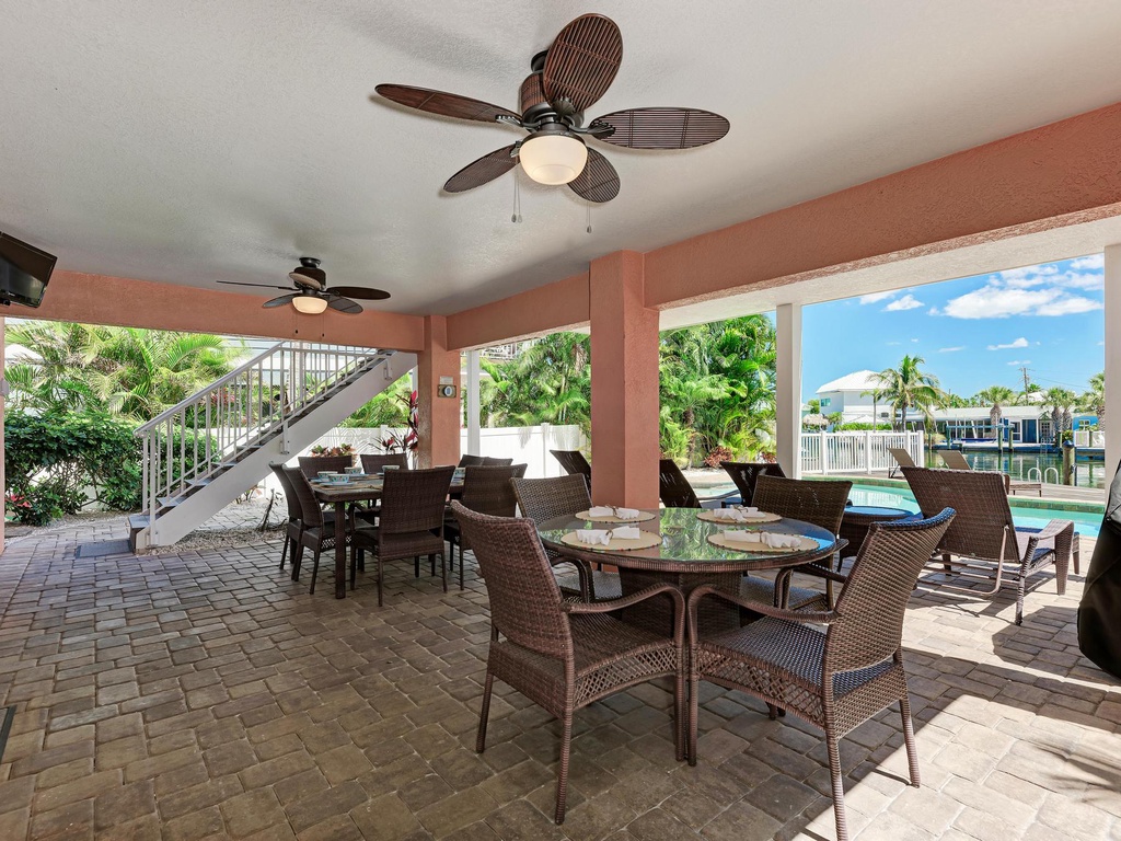 Relaxing Outdoor Lounge - Anna Maria Island Locals