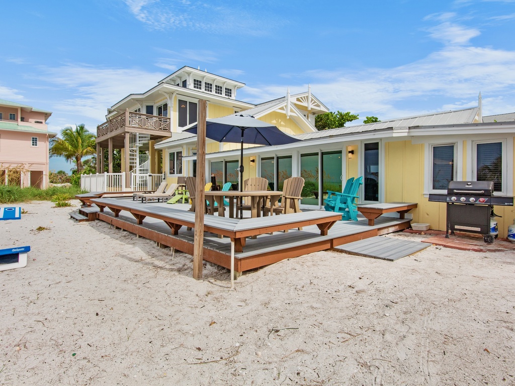 Outdoor Grill and Lounge