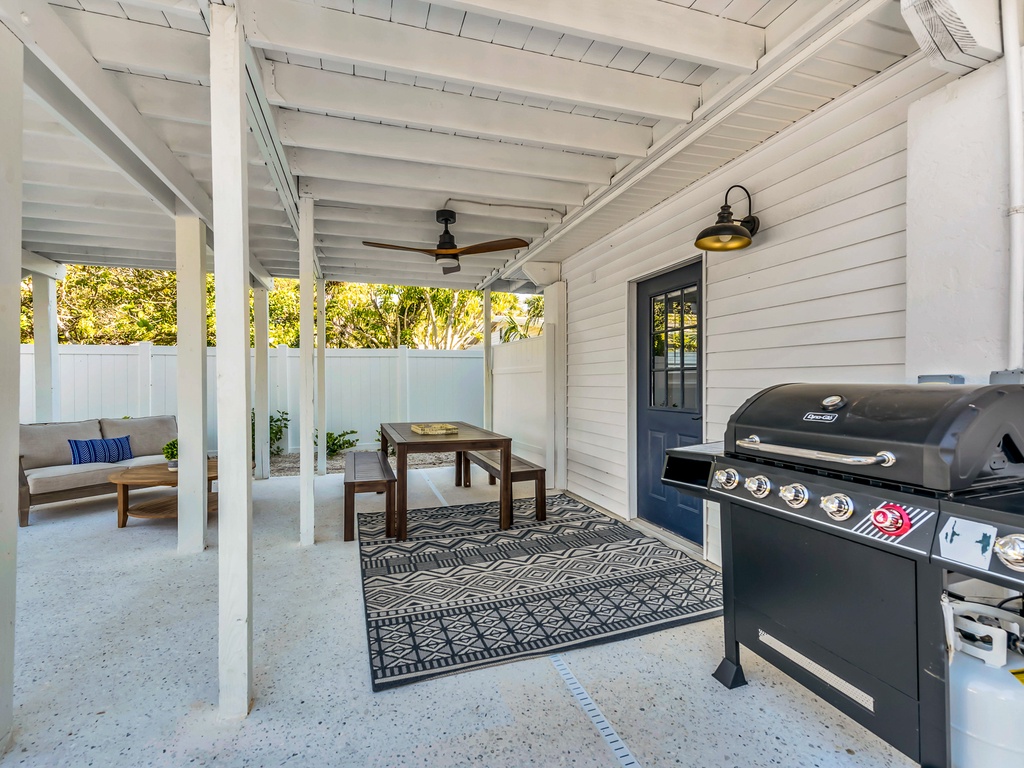 Outdoor Dining Area - BBQ Grill