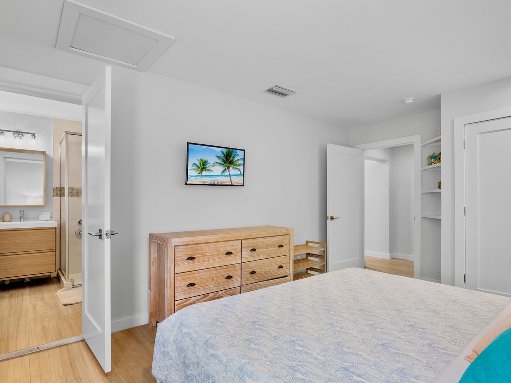 Second Bedroom, King