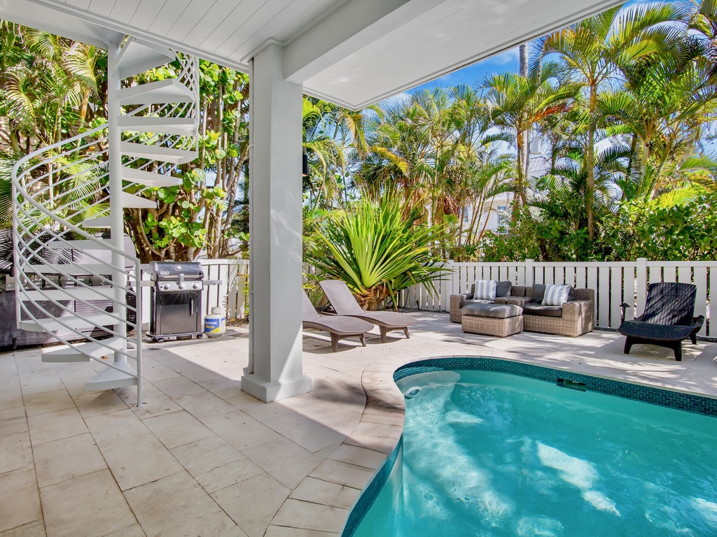 Poolsode Loungers, Sitting Area