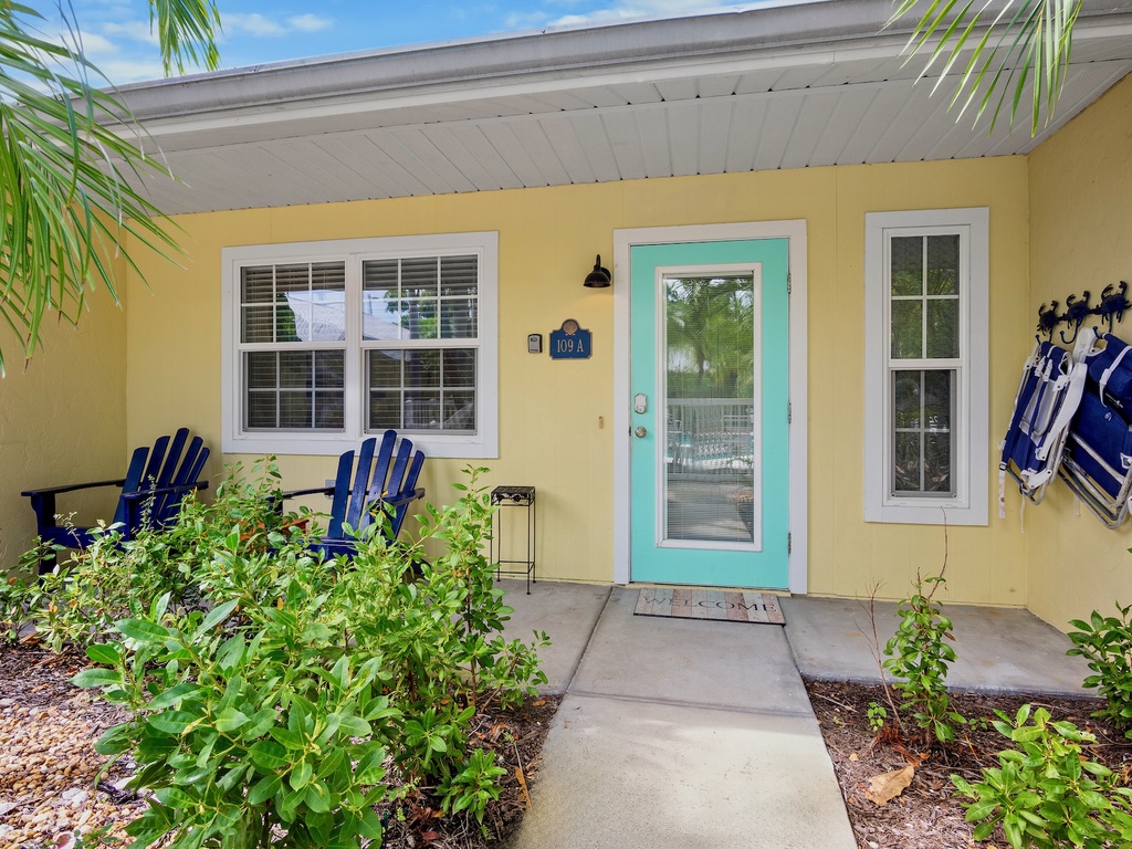 Charming entry with tropical accents