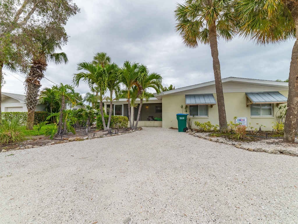Charming entry with tropical accents