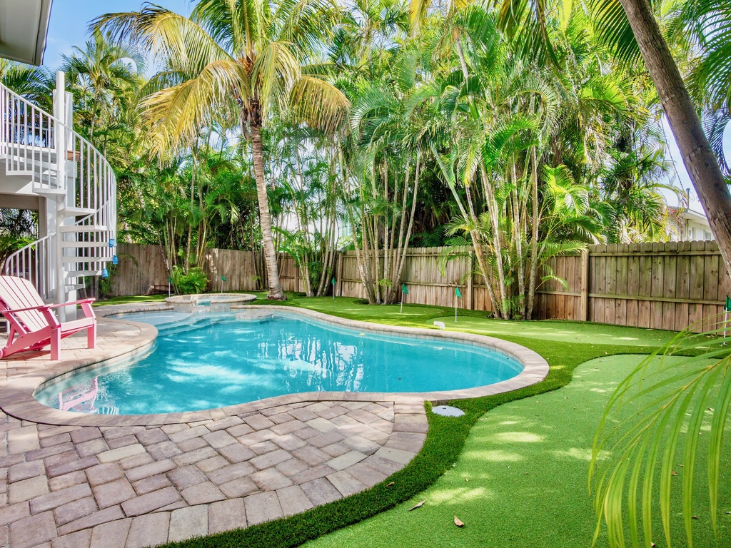 Private Pool, Putting Green