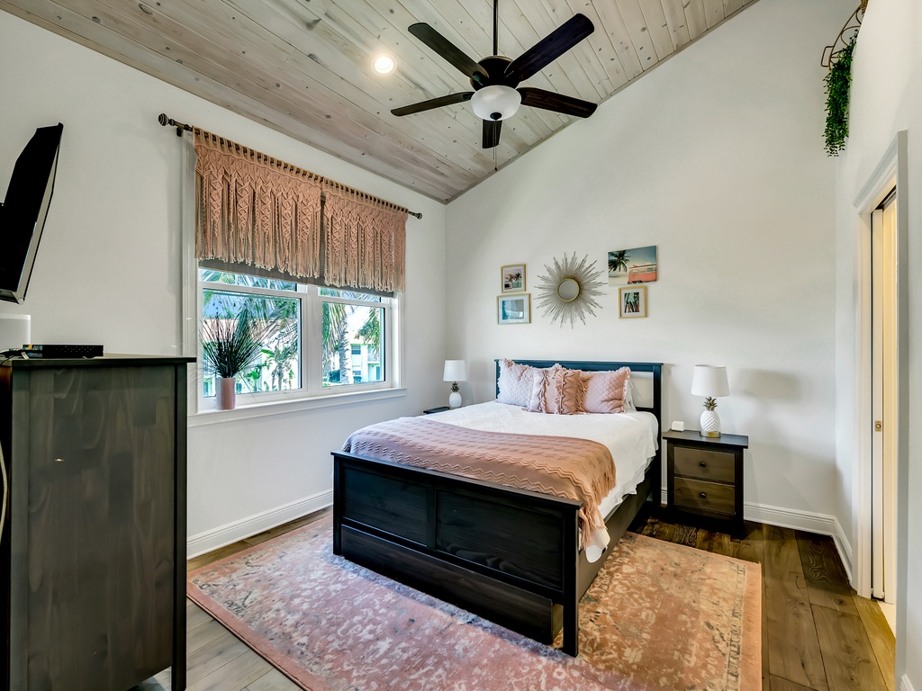 Third Bedroom, Queen