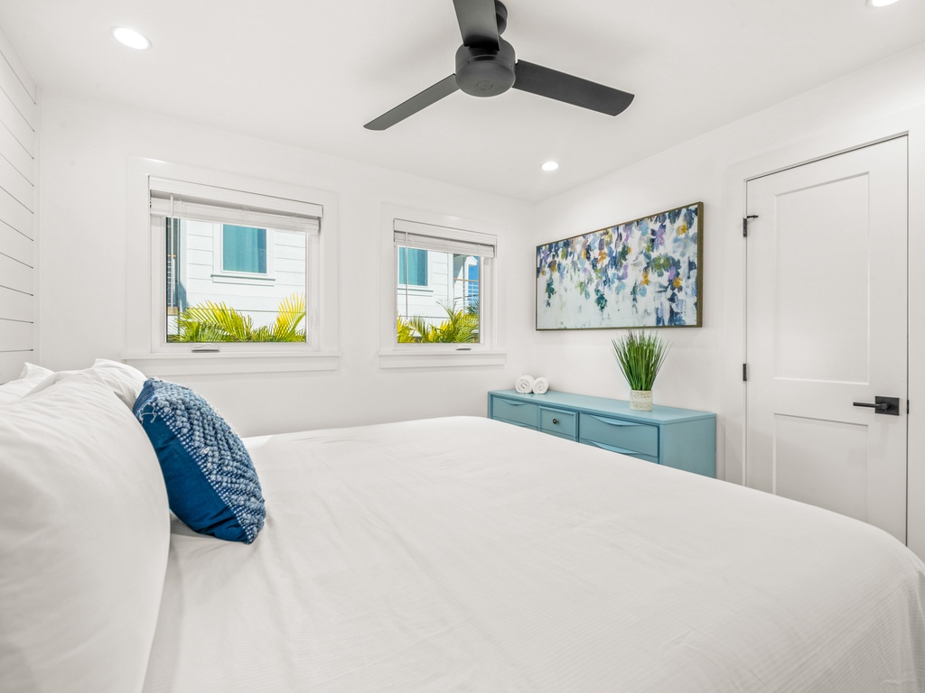 Second Bedroom, Queen bed