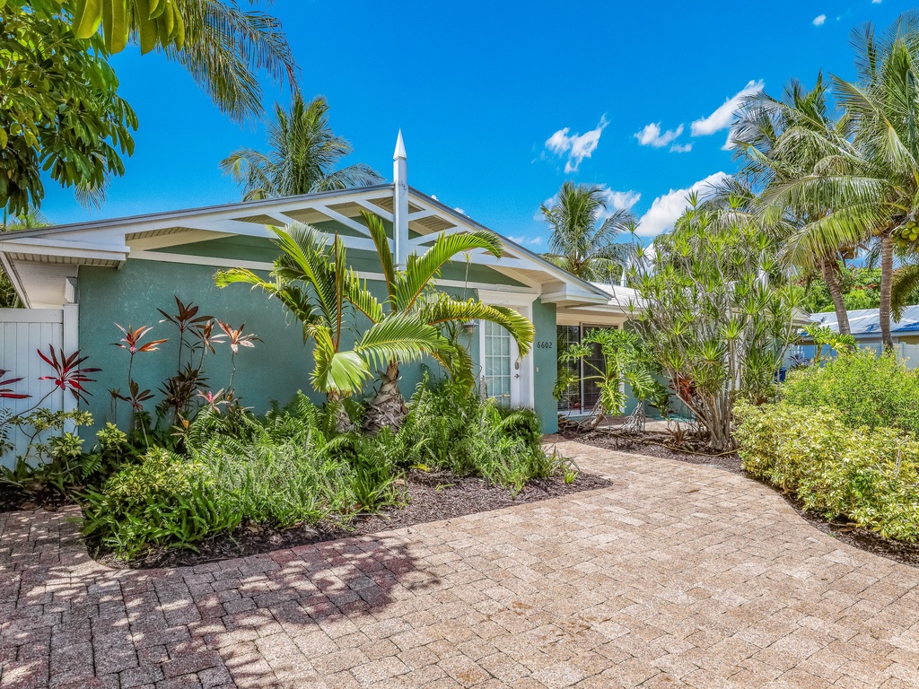 Inviting Entryway with Charm