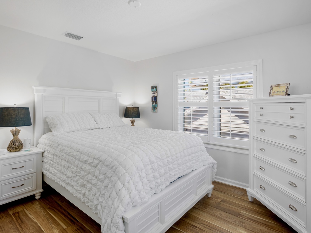 Fourth Bedroom, Queen