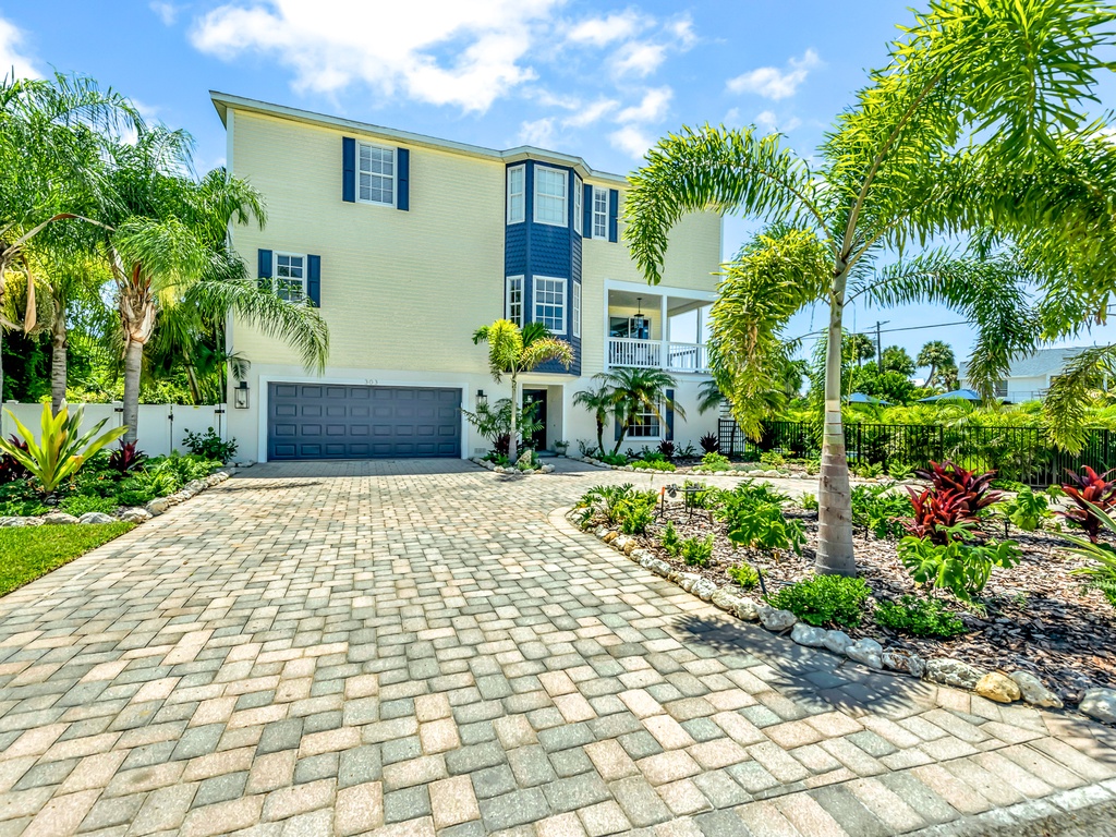 Impressive Home Entry View