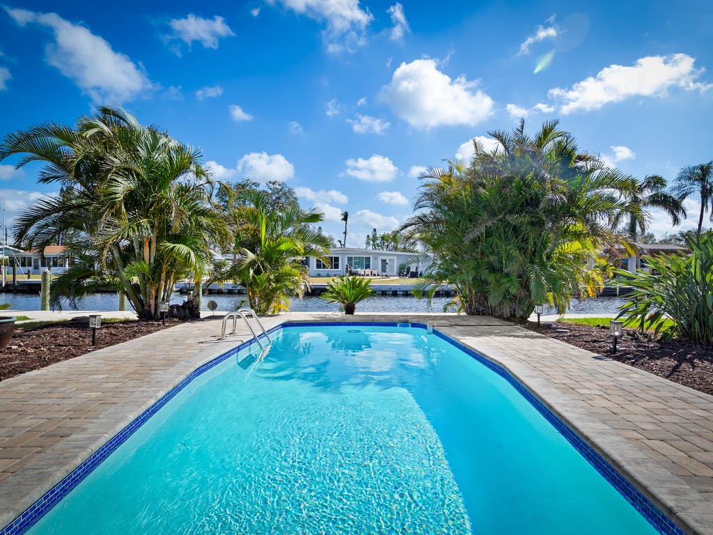 River House Retreat - AMI Locals