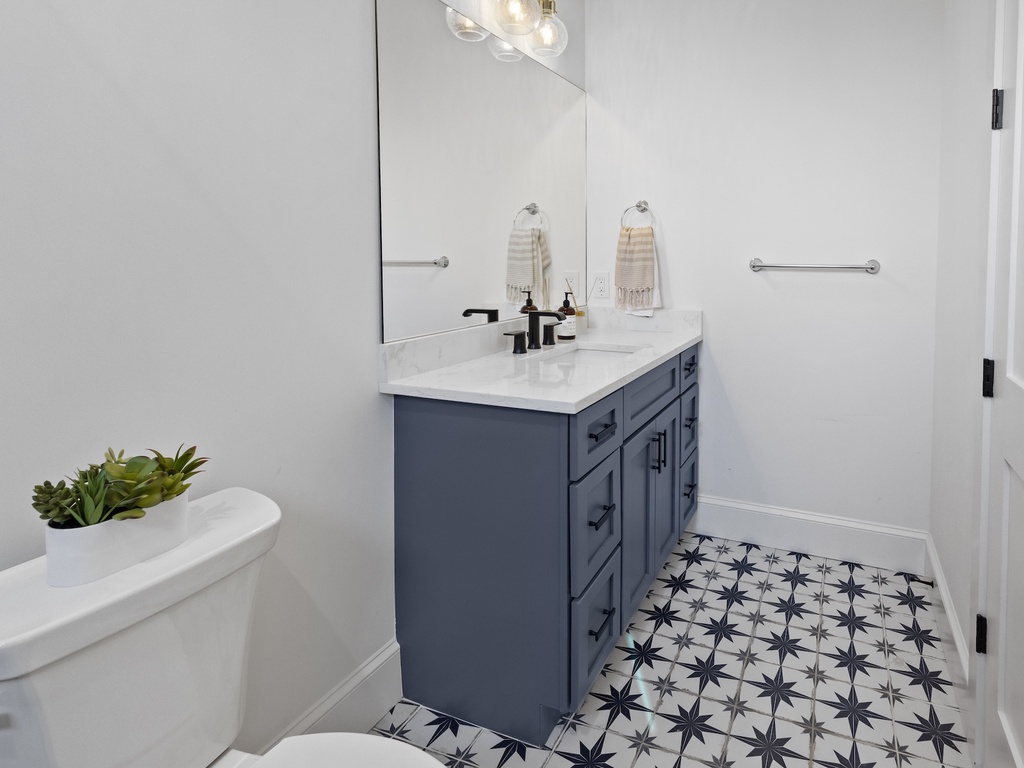 Eighth Bedroom, Ensuite