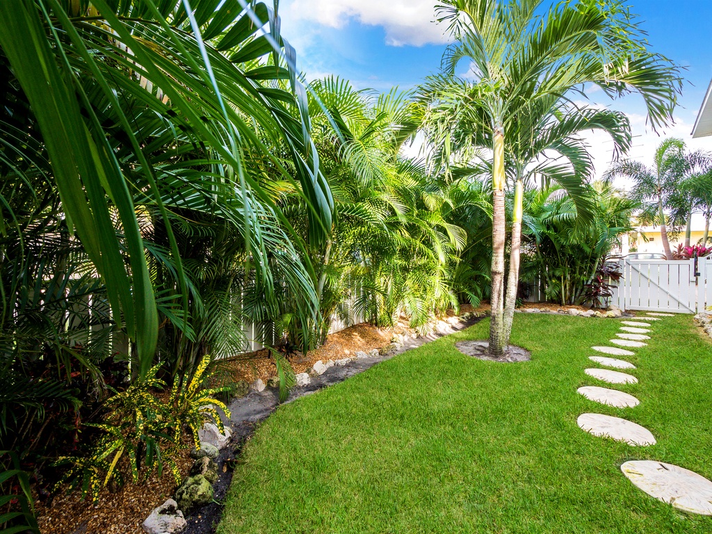 Private Tropical Yard
