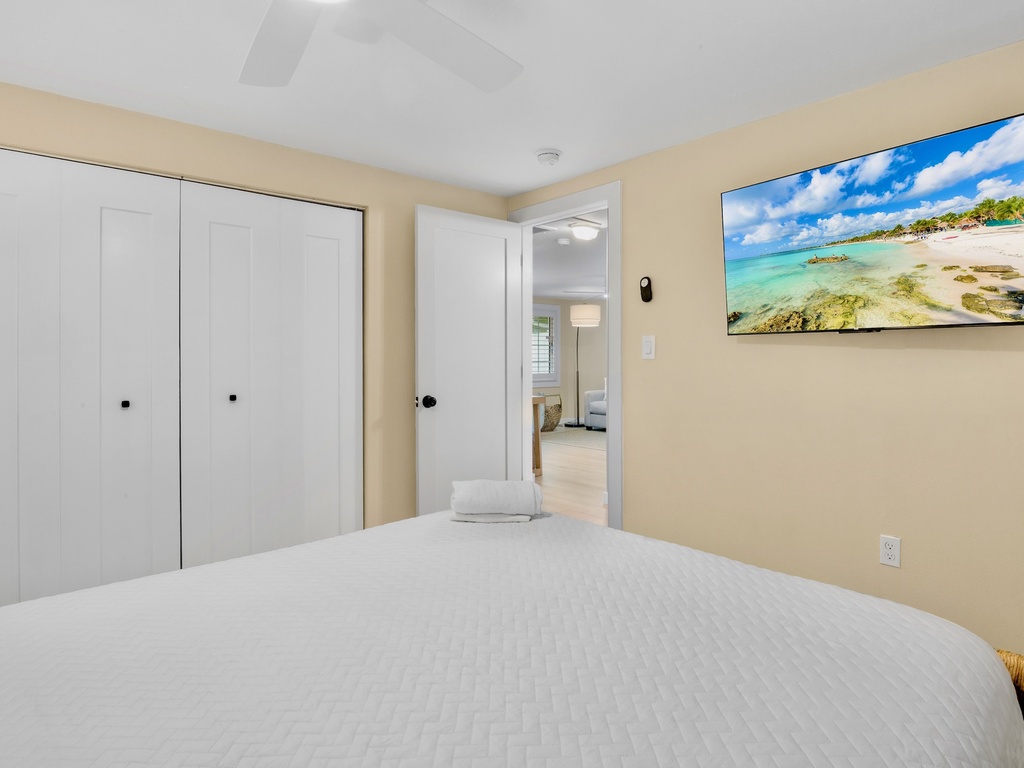 Second Bedroom, Queen bed