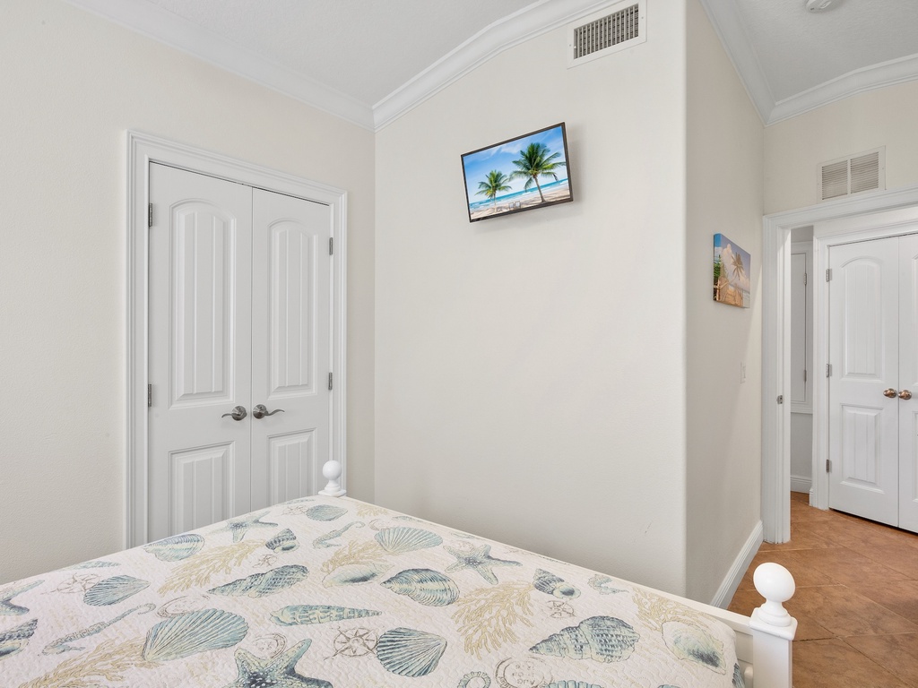 Second Bedroom, Queen