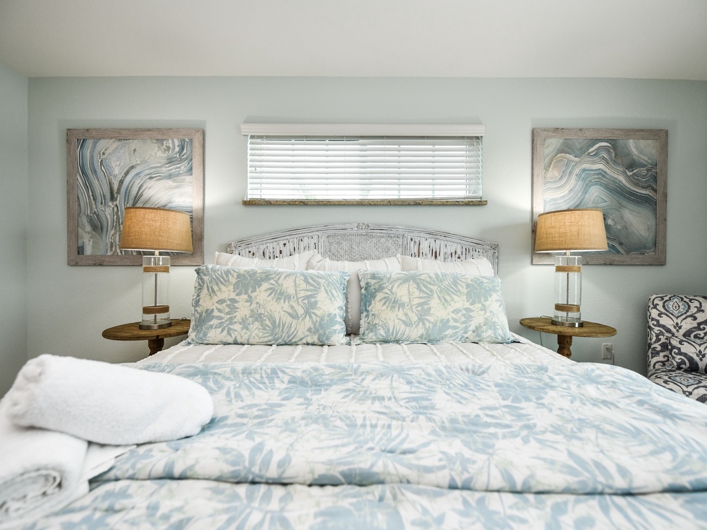 Queen-Bed Guest Room