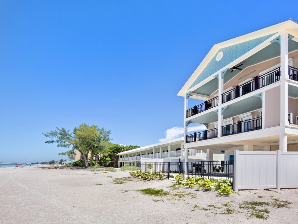 Directly On The Beach - Tarpon Lookout by Anna Maria Island Accommodations
