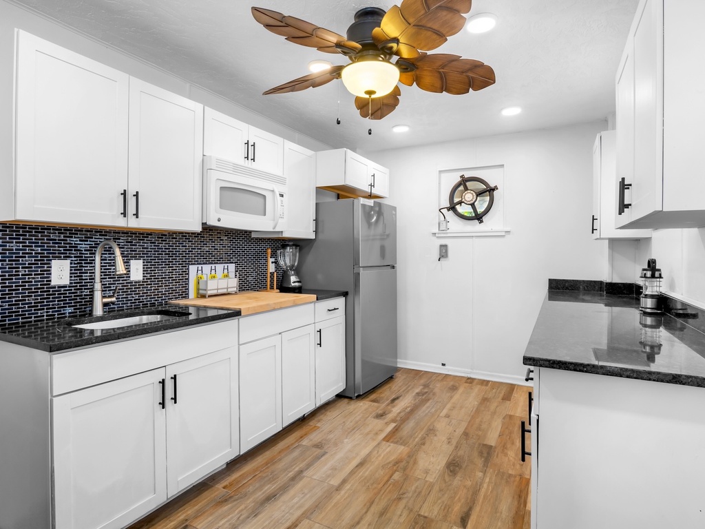 Poolside Kitchen