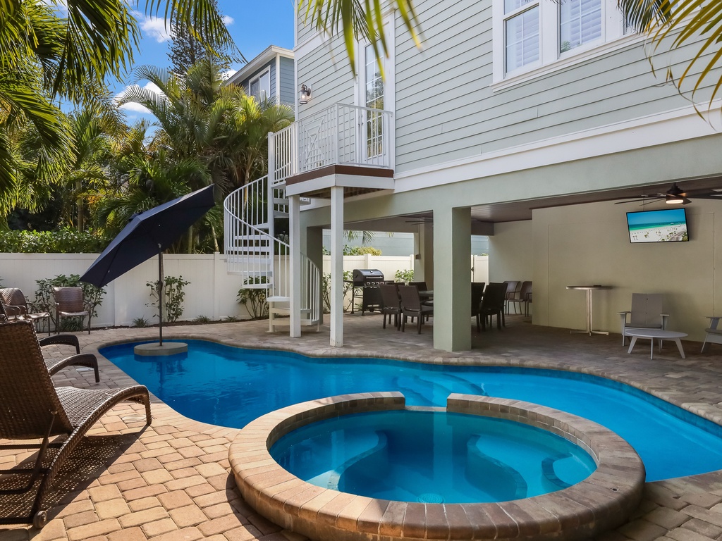 Private heated pool with Spa