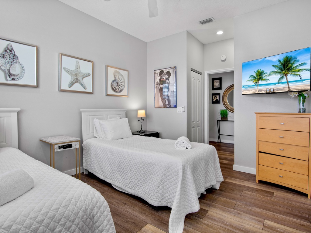 Second Bedroom, Two twin beds