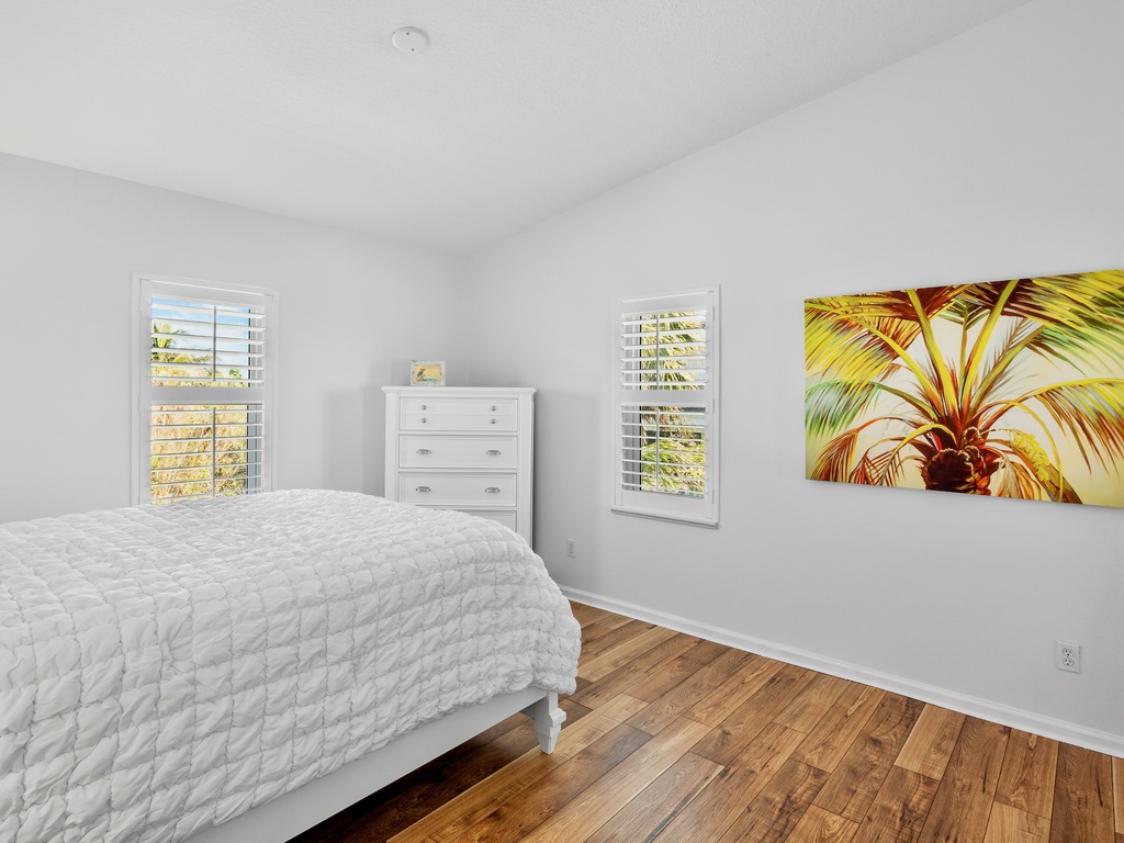 Second Bedroom, Queen
