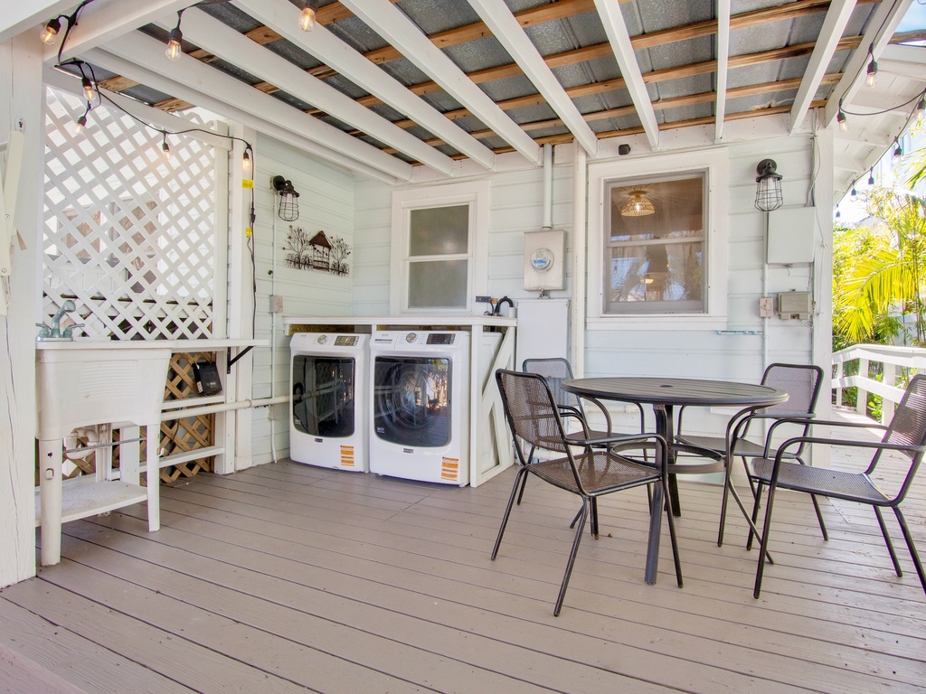 Outdoor Dining with Washer and Dryer