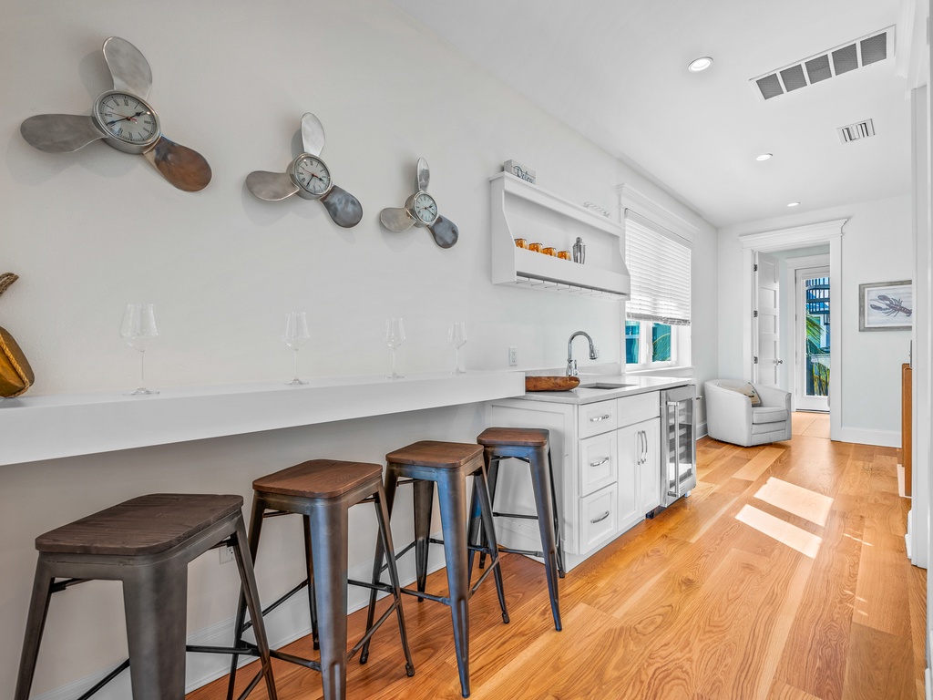 Additional Living Area with Mini Bar