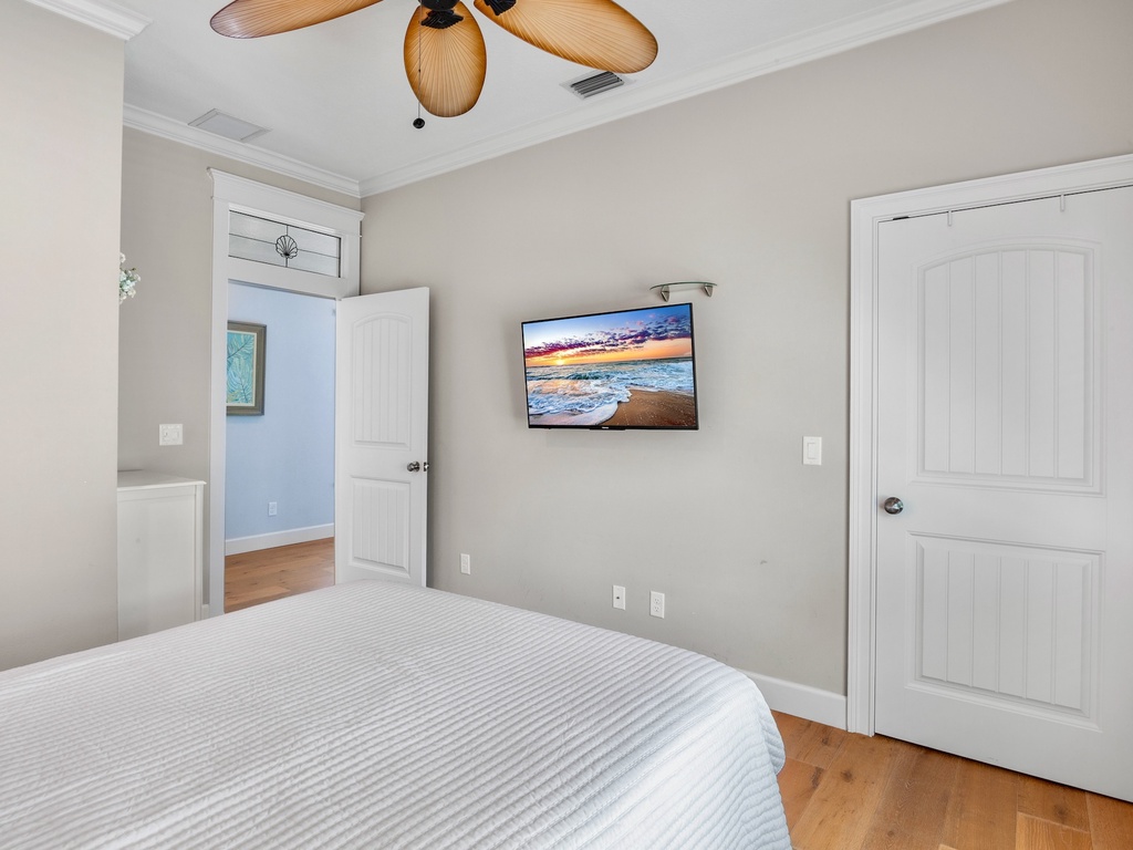 Second Bedroom, Queen