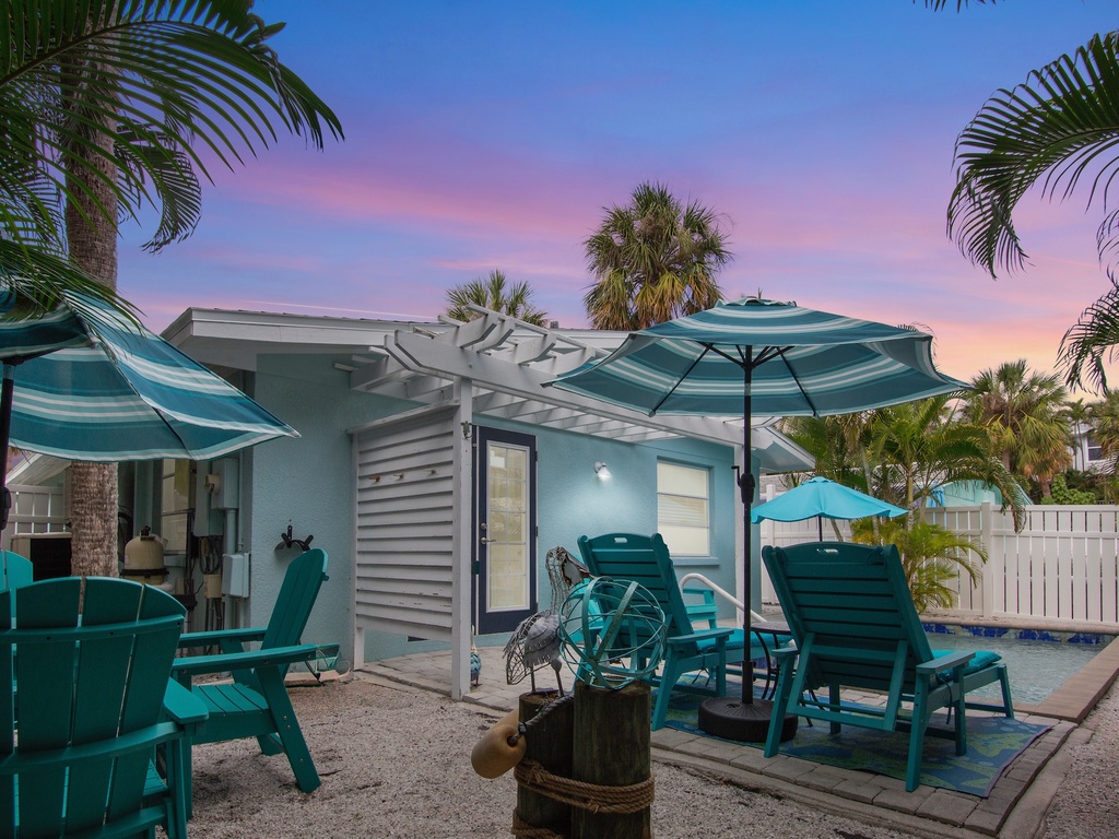 Outdoor Dining and Lounge