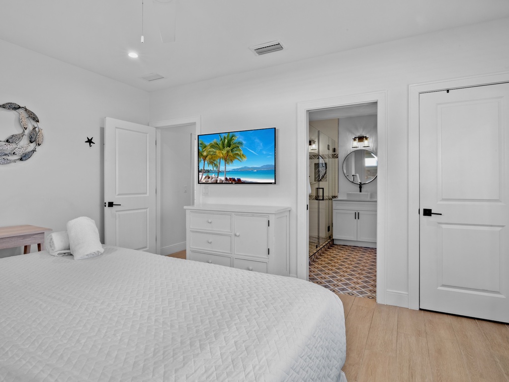 Third Bedroom (3rd Floor), King bed