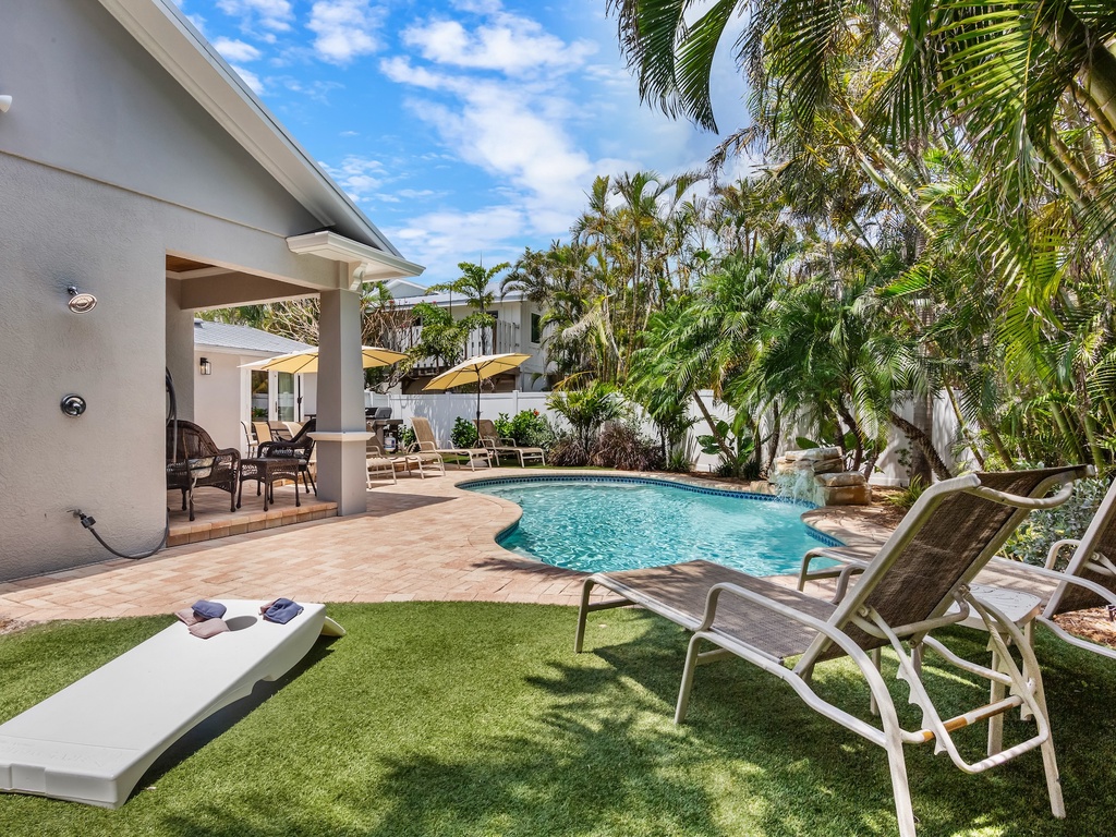 Private Pool, Poolside Loungers