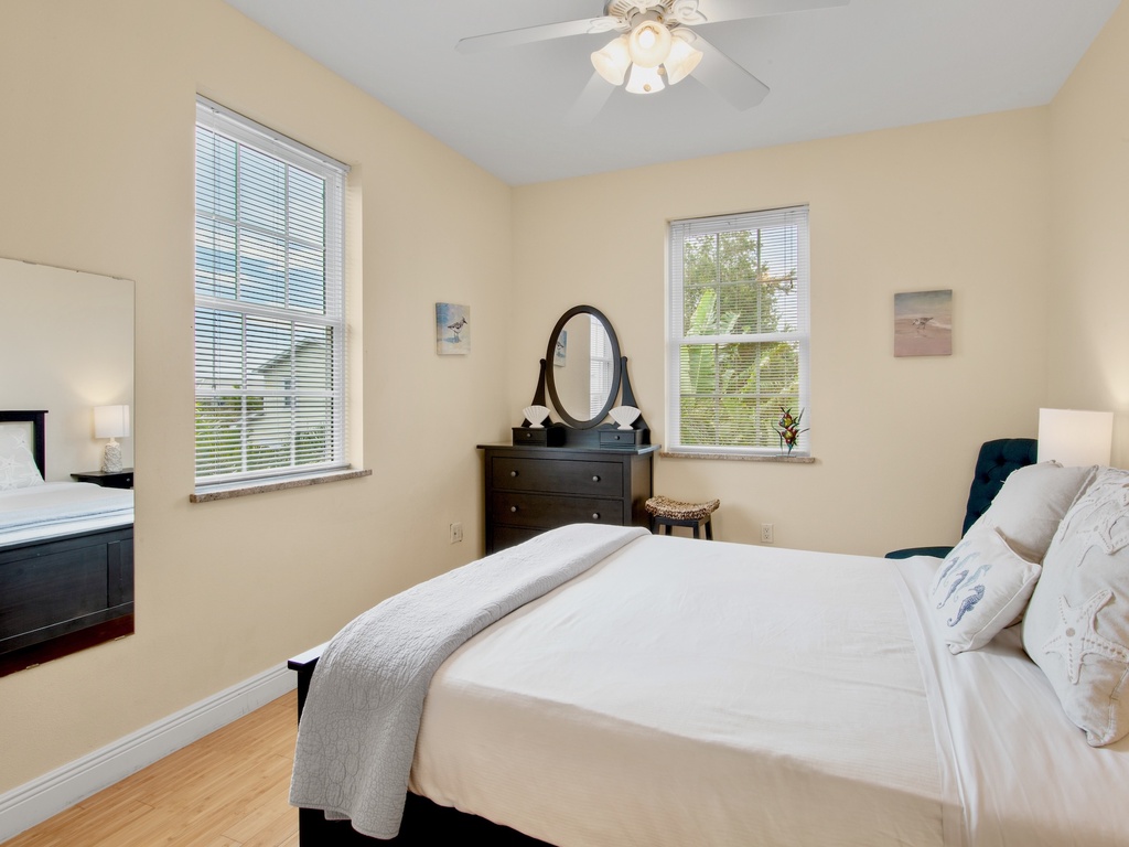 Third Bedroom, Queen