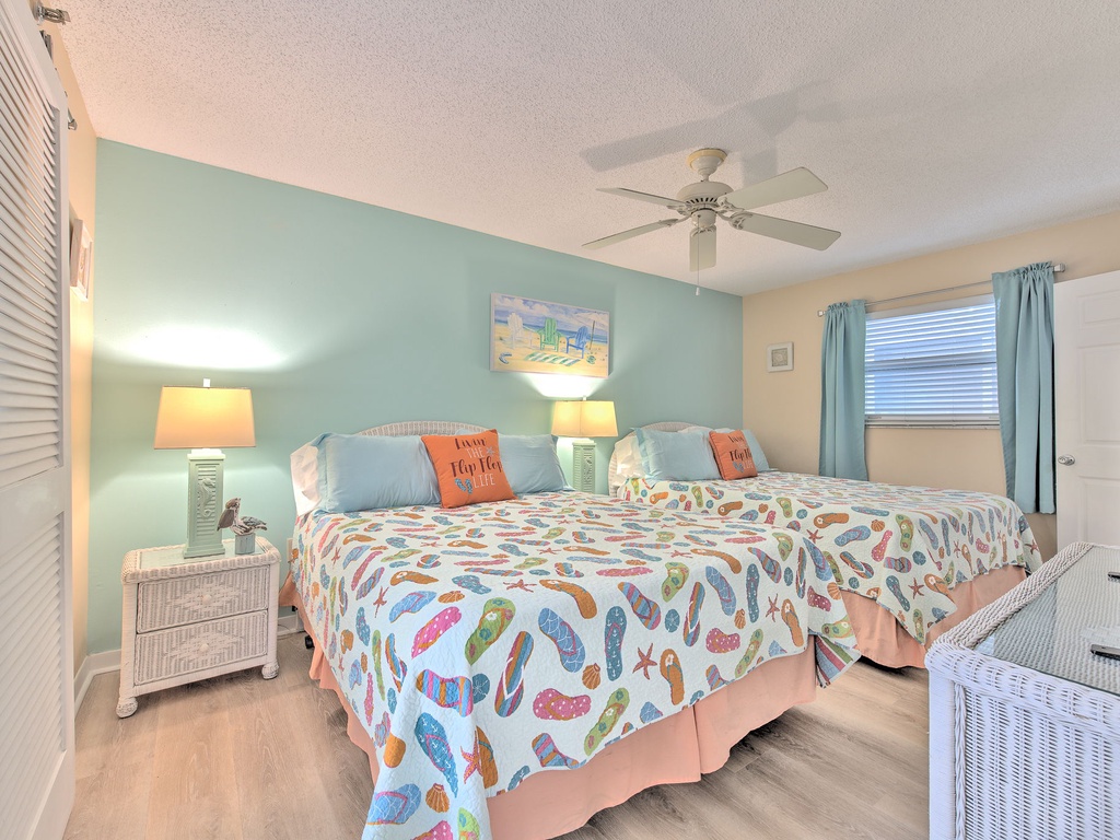 Drift off in your coastal twin bedroom, where cheerful flip-flop bedding and soothing sea-green walls create the perfect beach getaway atmosphere.