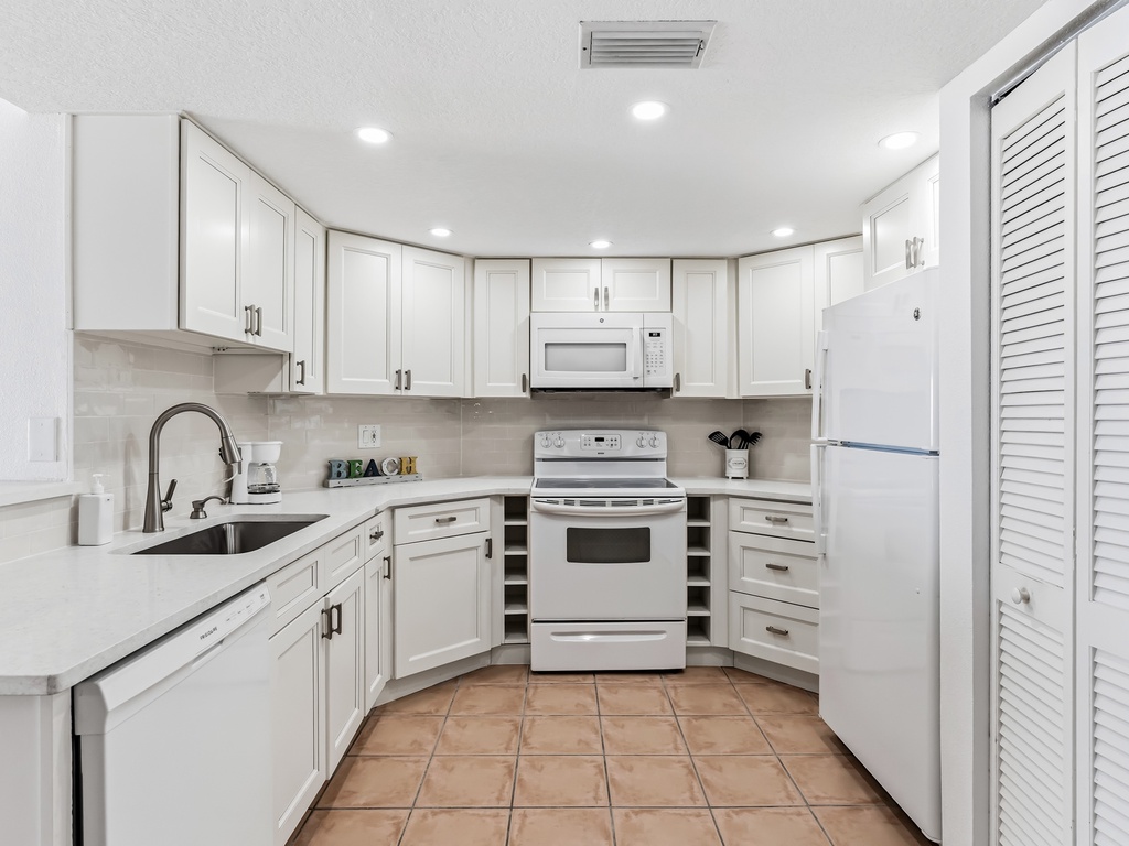 JC Resorts Beach Palms 408 Kitchen Indian Shores-2(2048 Pixels)16
