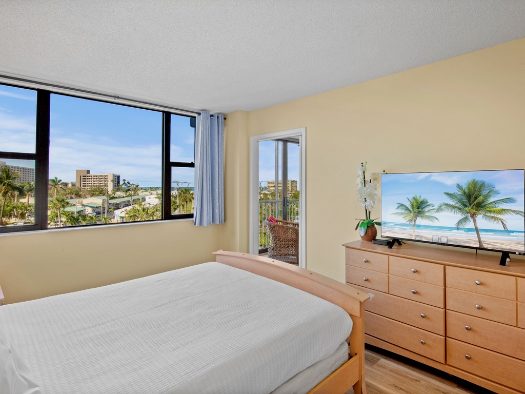 Second Bedroom, Queen