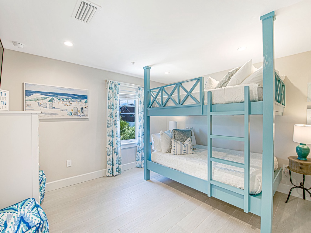 Eighth Bedroom (2nd Floor), Full over Full Bunk Beds w/ En Suite Bath (Tub)