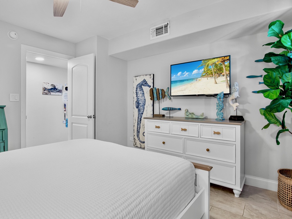 Third Bedroom, Queen
