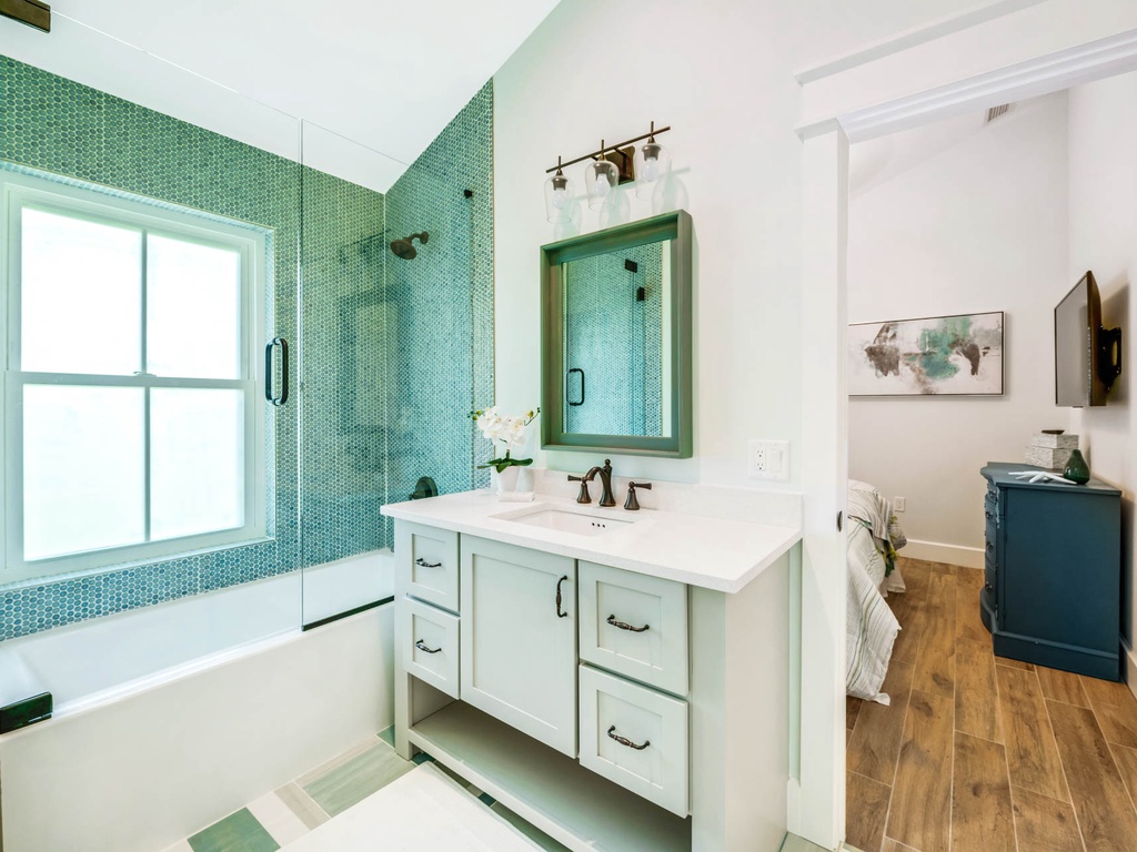 Jack N Jill Bathroom with Bath Tub