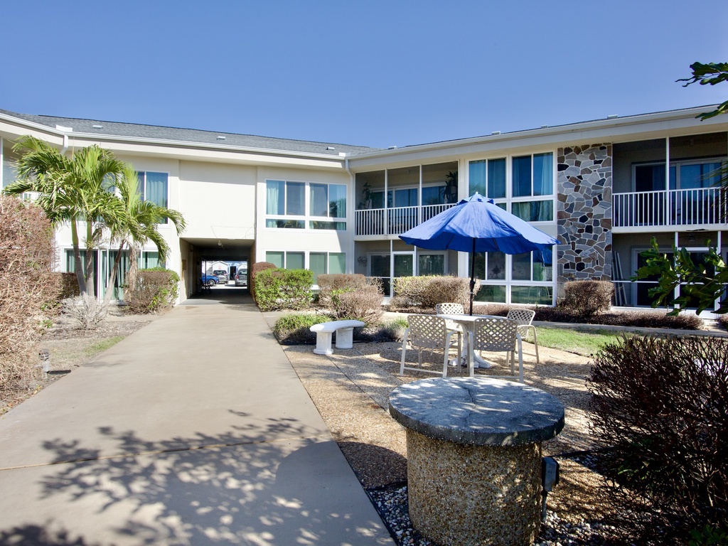 Lido Beach Retreat by Tropical Sands Accommodations Exclusive Properties