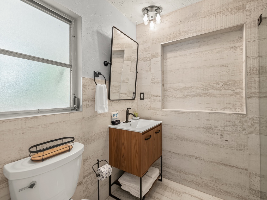Second Bedroom (Main Cottage), Ensuite Bathroom