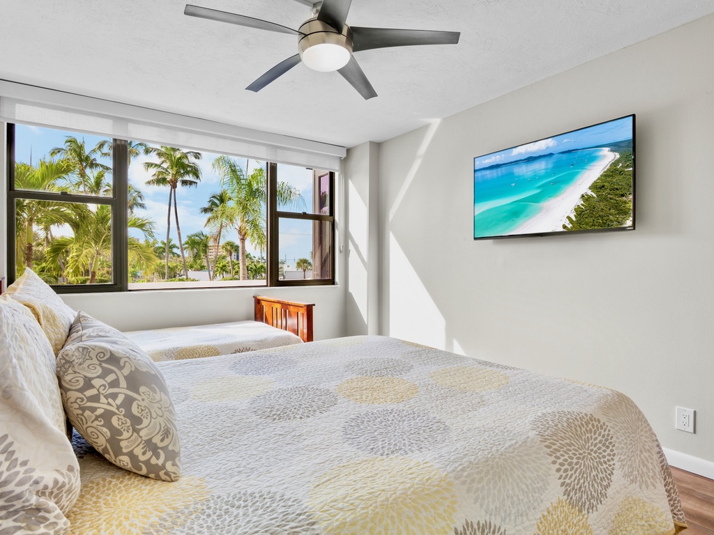 Guest Bedroom, Queen and Twin beds