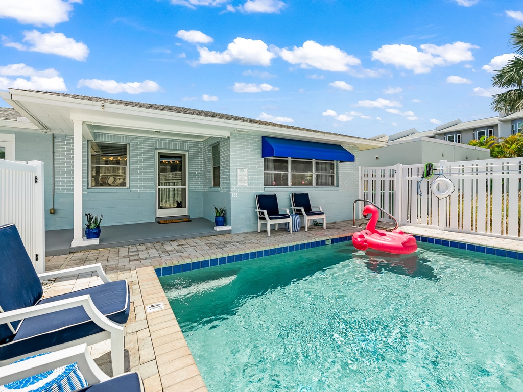 Private pool with sun loungers