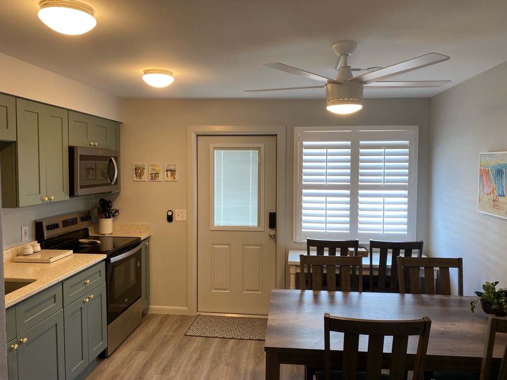 Kitchen/dining table
