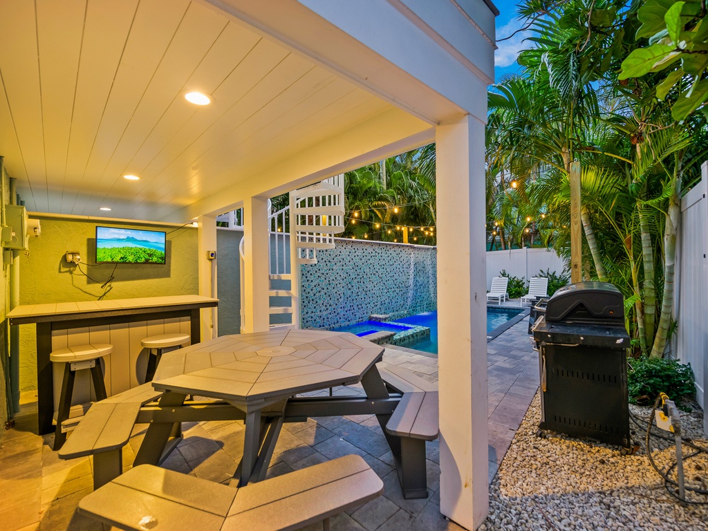Outdoor Dining and Grill