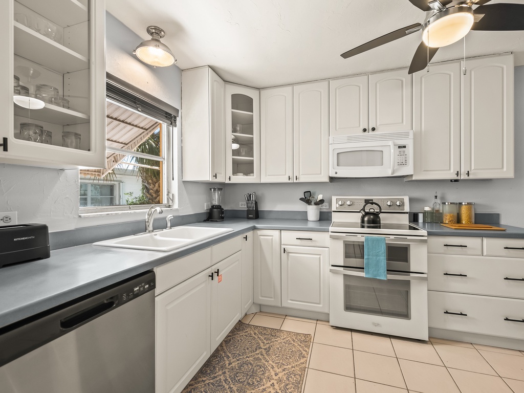 Spacious kitchen with appliances (Main Cottage)