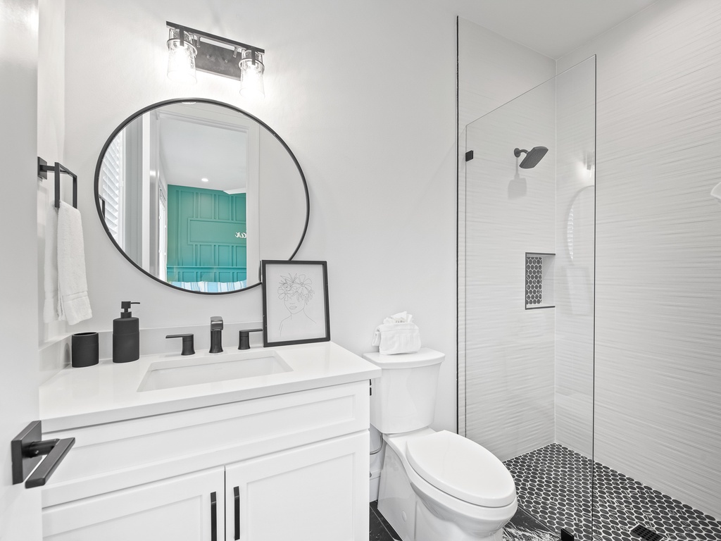 Seventh Bedroom (3rd floor): Ensuite Bathroom