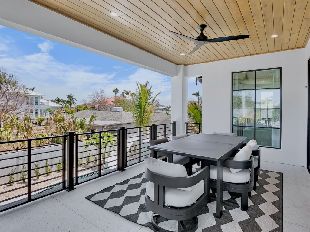 Main Balcony, Dining Area